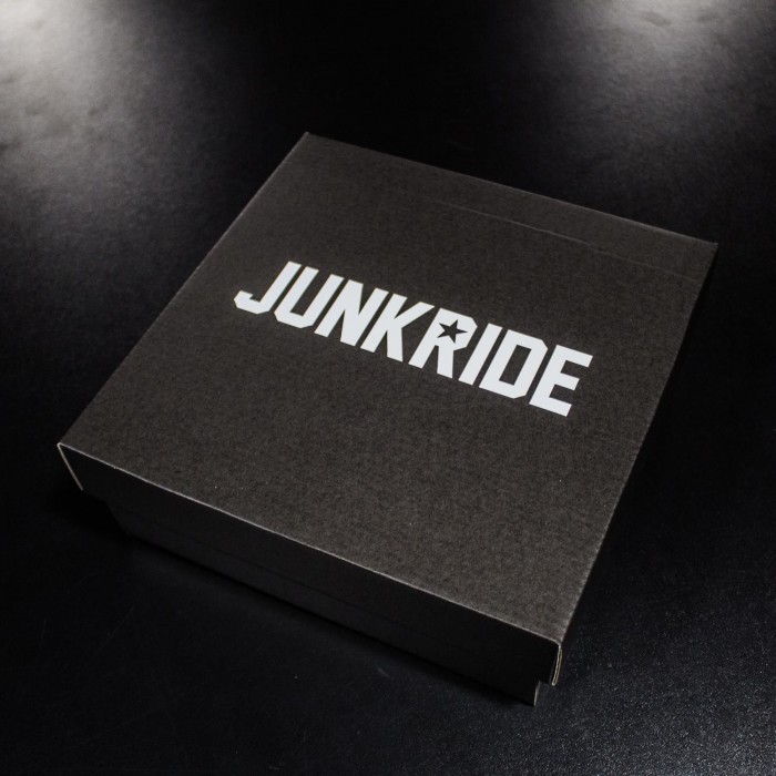 JUNKRIDE GIFT BOX BLACK T-SHIRT / BEANIE